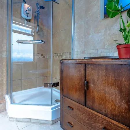 Family By Victoria Park With Garden Bristol